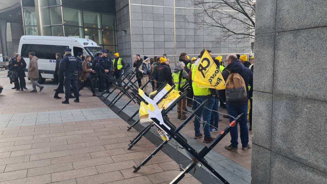 Avrupa Parlamentosu önünde çiftçilerden protesto 1